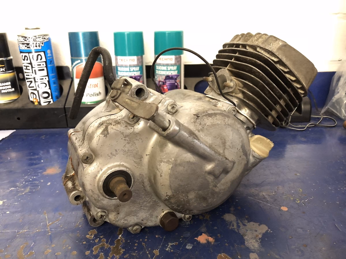 What type of engine does a Honda MR50 have?