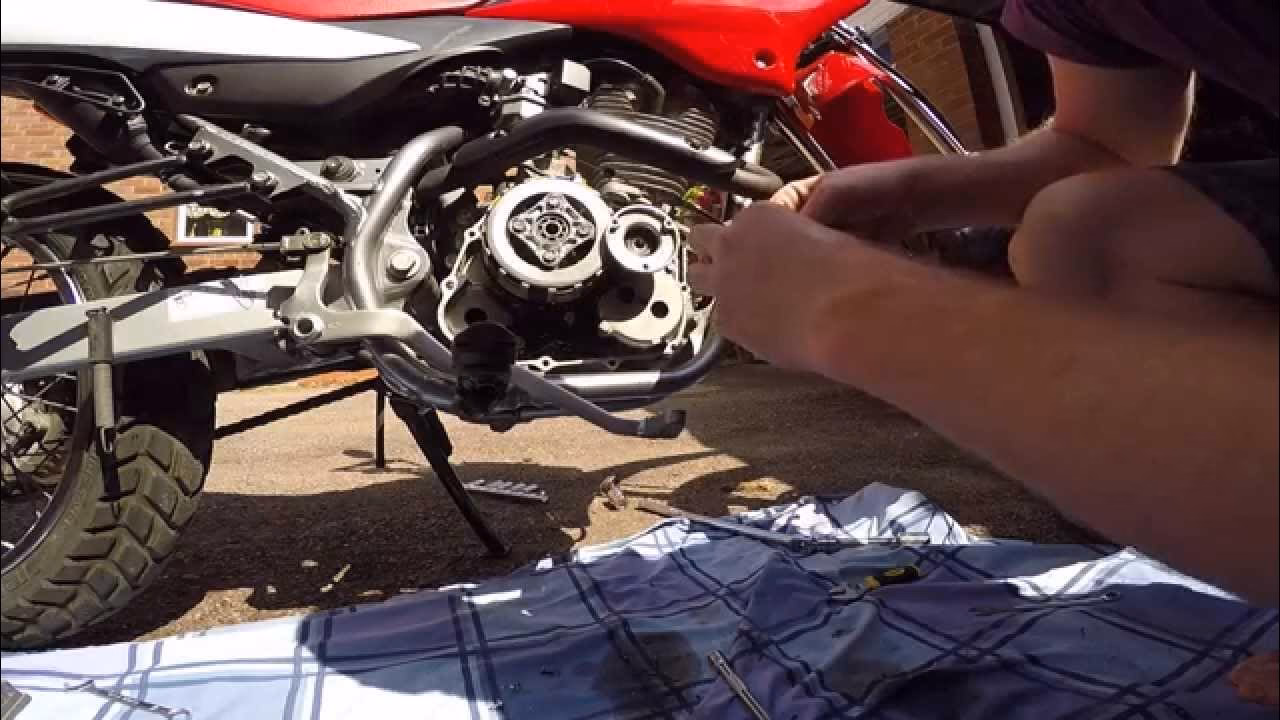 How to replace air cleaner on Honda CR-V?