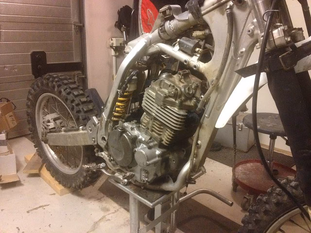 What are the new features on a 1999 Honda XR400R?