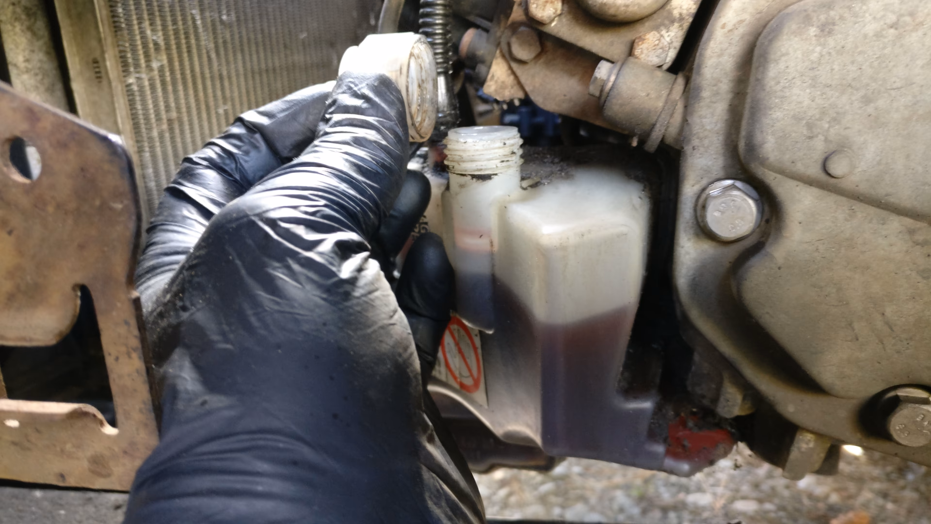 How to replace piloting actuator hydraulic reservoir oil?