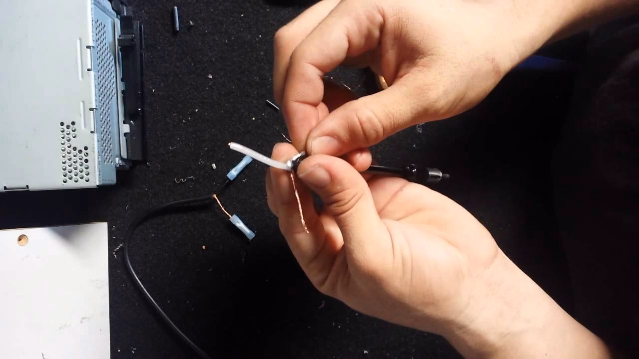 Can a car radio have no antenna?