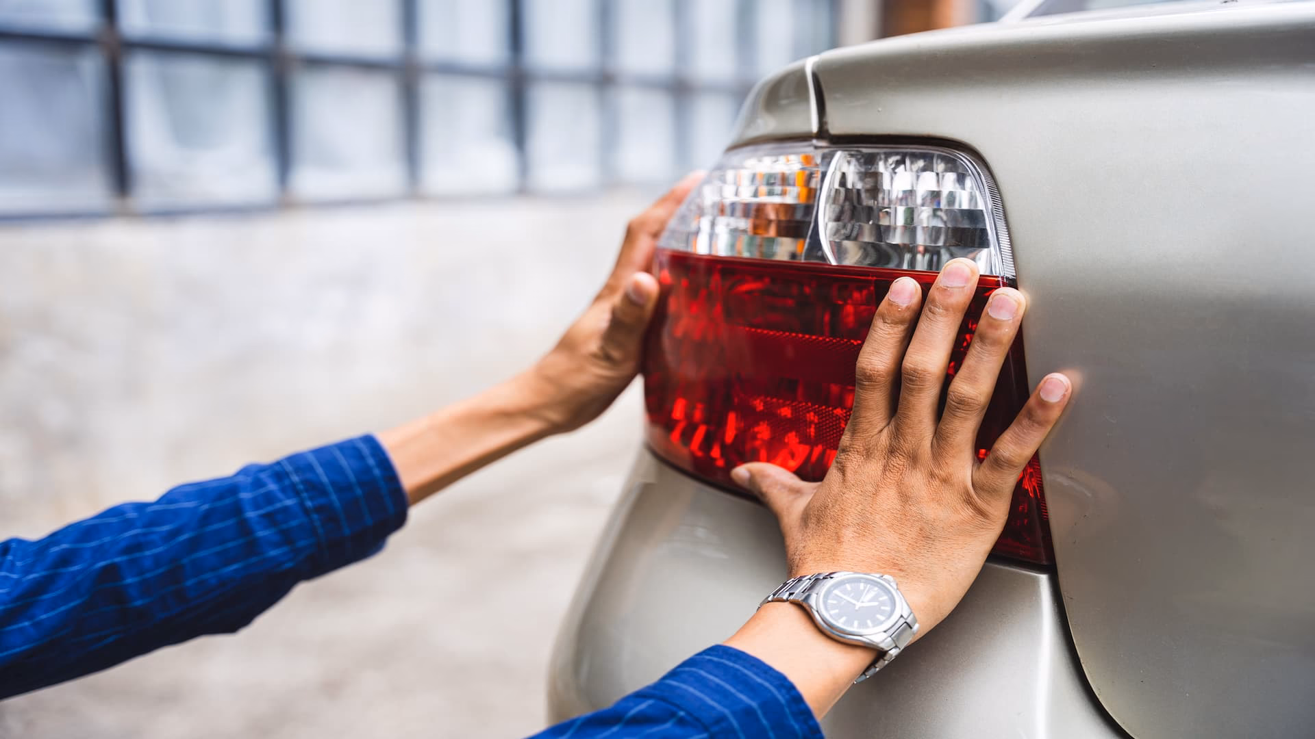 Is it easy to replace a brake light bulb?