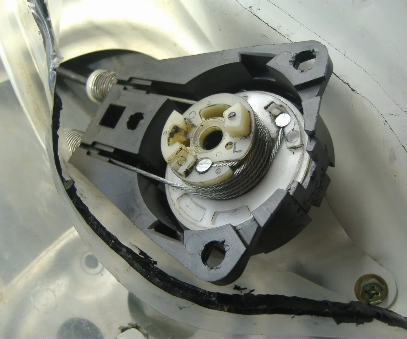 How do you repair a manual car window?