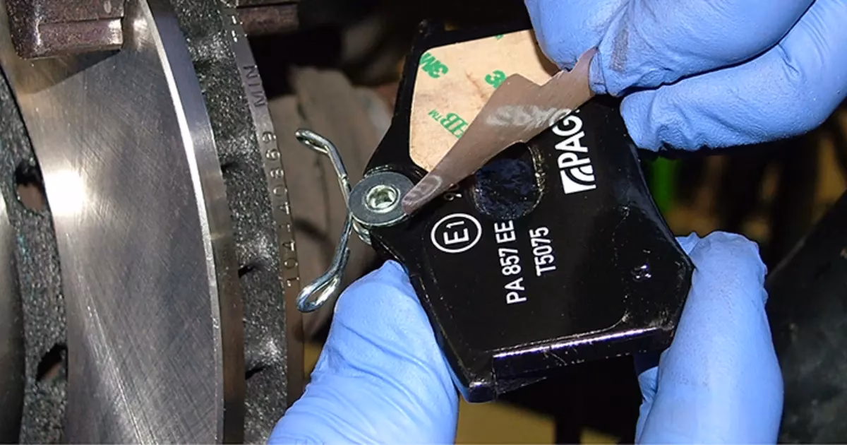 How to treat brake pads with anti-squeal paste?