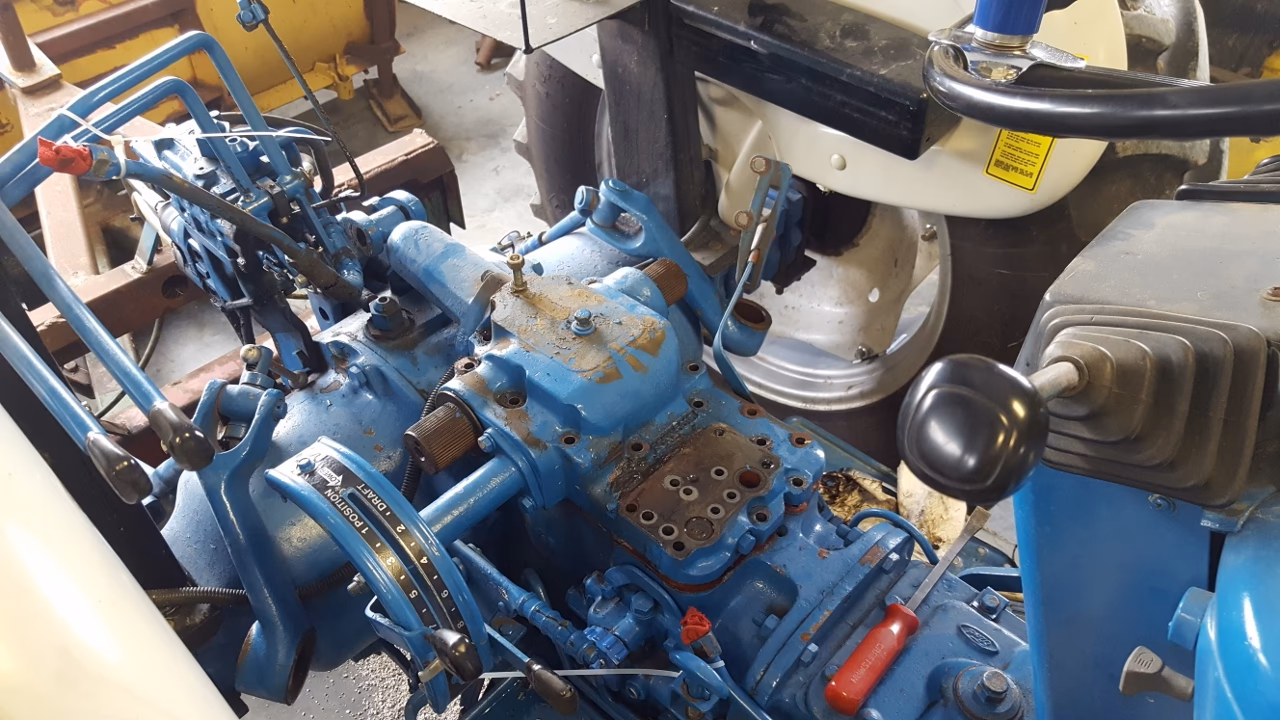 Does a Ford 3910 4WD tractor have a loader?