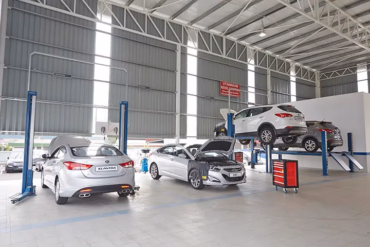 How many Hyundai service stations in Malaysia?