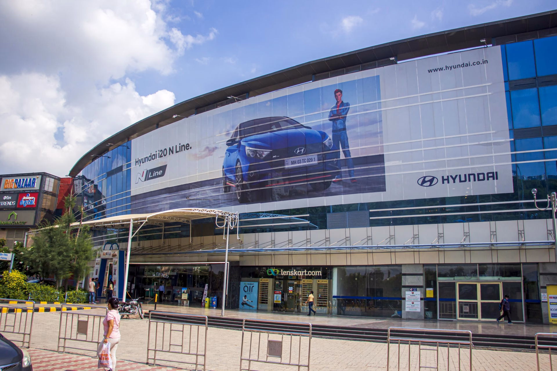 Where is Hyundai dealership located in New Delhi?
