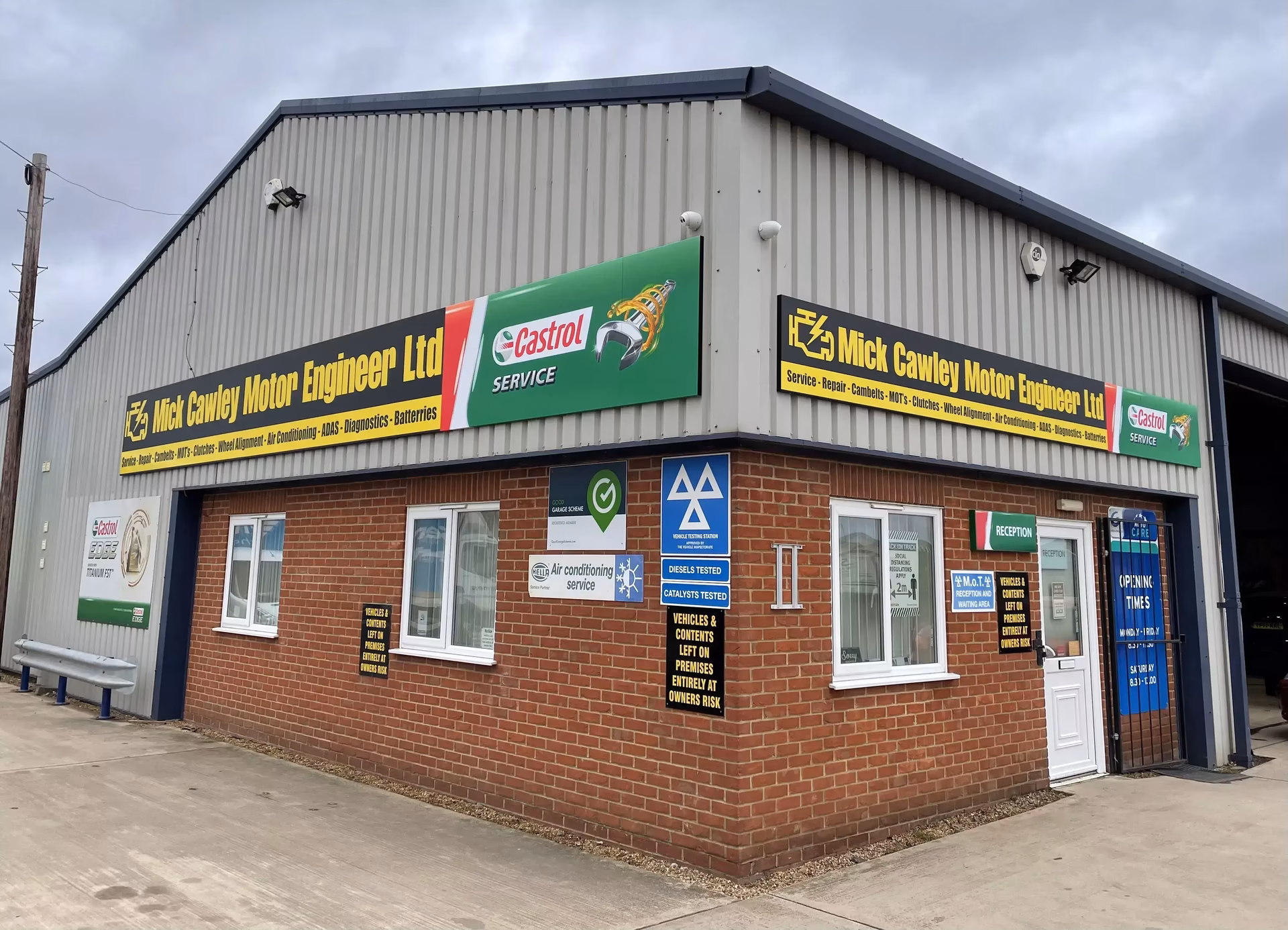 What services does F1 Autocentres Spalding offer?