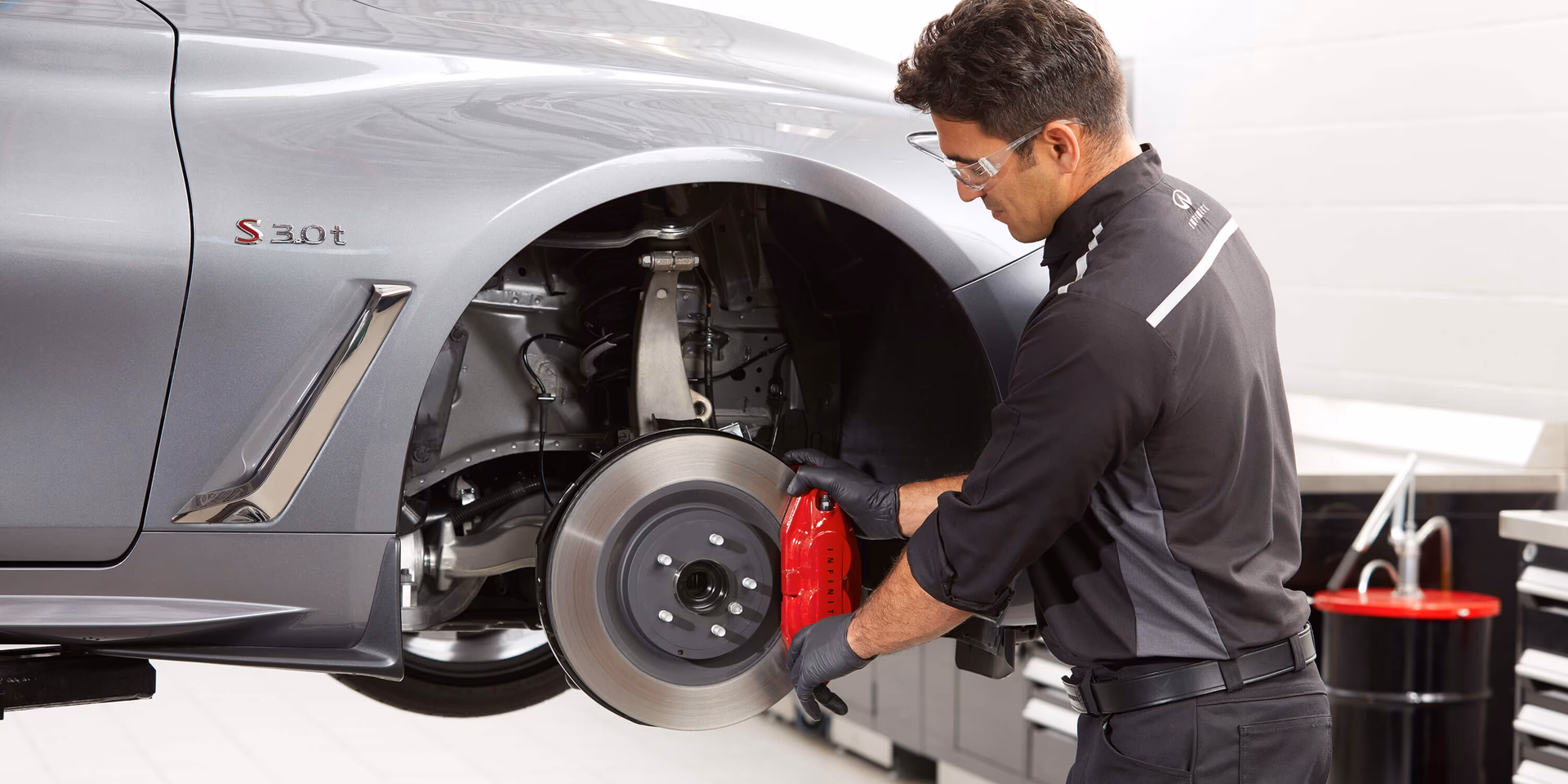 Who are Infiniti service specialists?