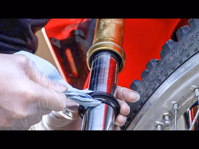 How do I know if my fork seals are leaking?