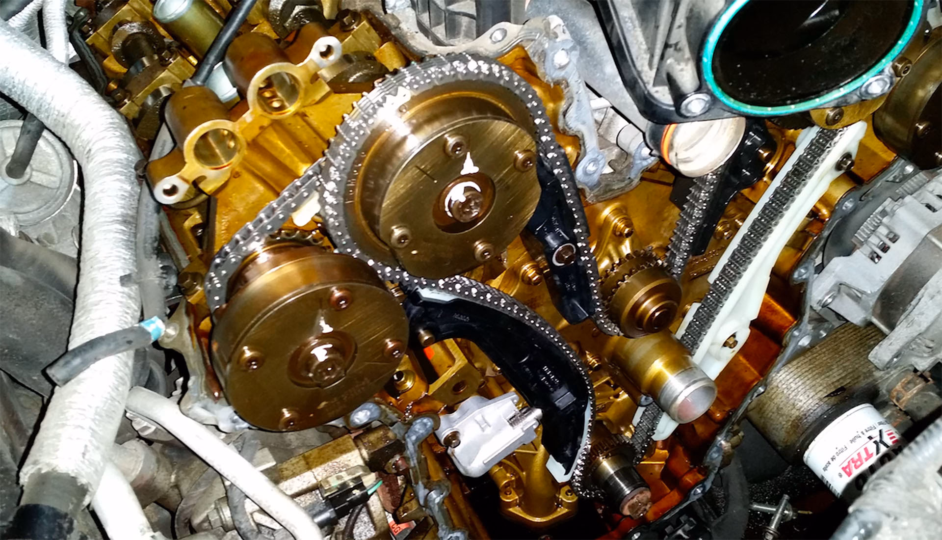 What is the difference between timing belt and timing chain?
