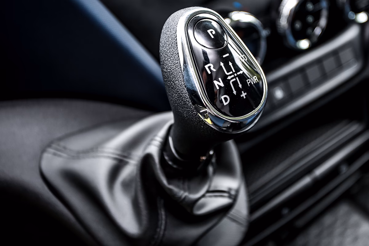 How do I know if my Iveco Daily transmission oil needs replacing?