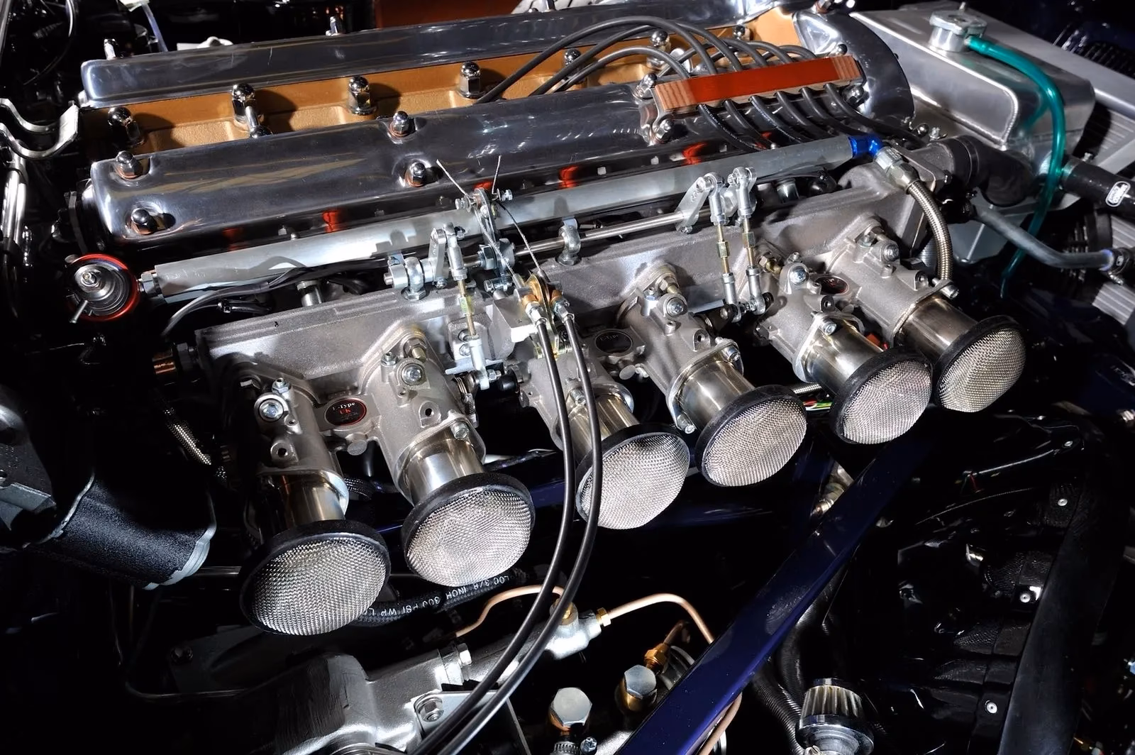 Does a Jaguar V12 engine accept fuel injection?