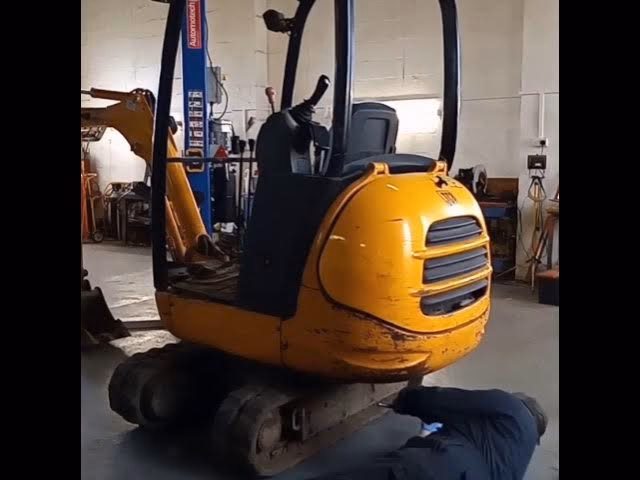 When should JCB 10w/30 multigrade oil be drained?