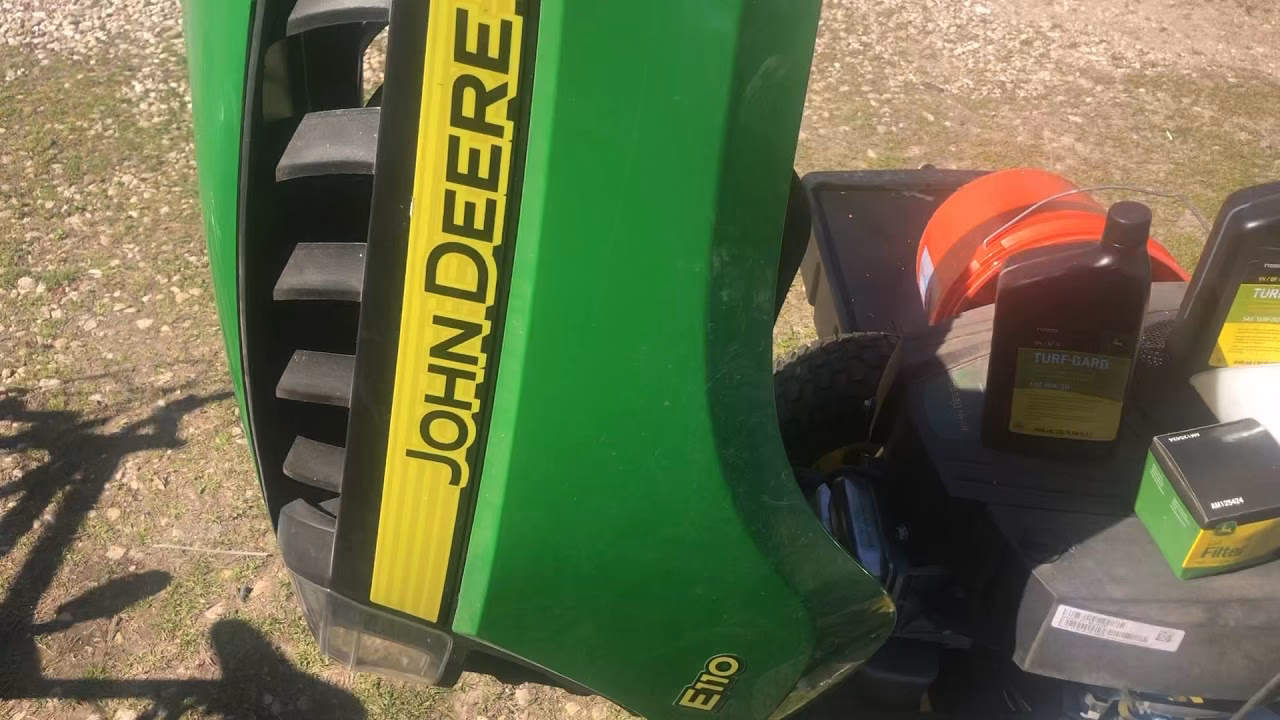 Does the John Deere E110 have a 30 second oil change?