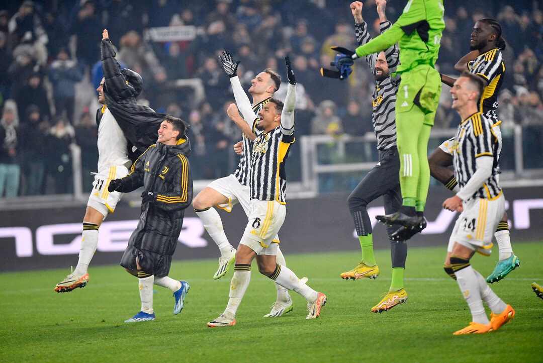 Who wins a free kick in Napoli vs Juventus?