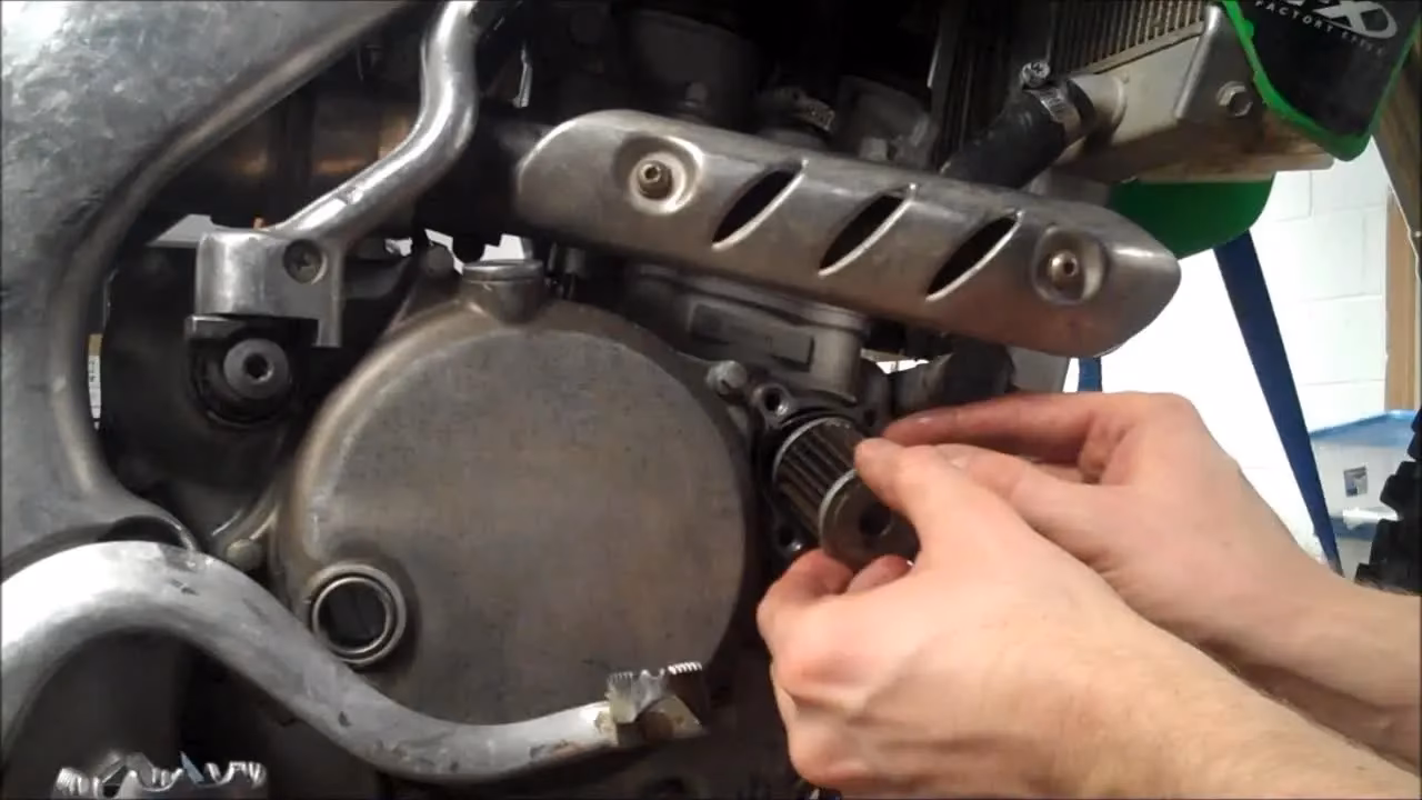 How do you kick a Kawasaki KX250F 2013?