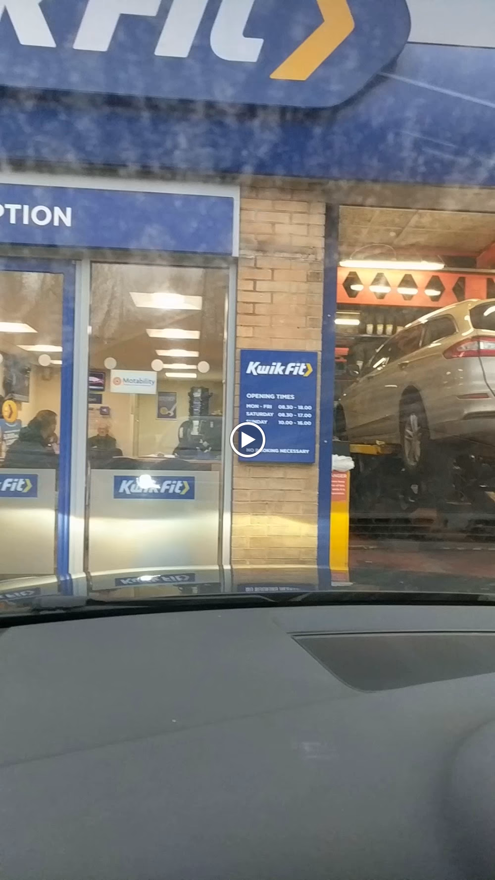 Are Kwik Fit centres open on Sundays?