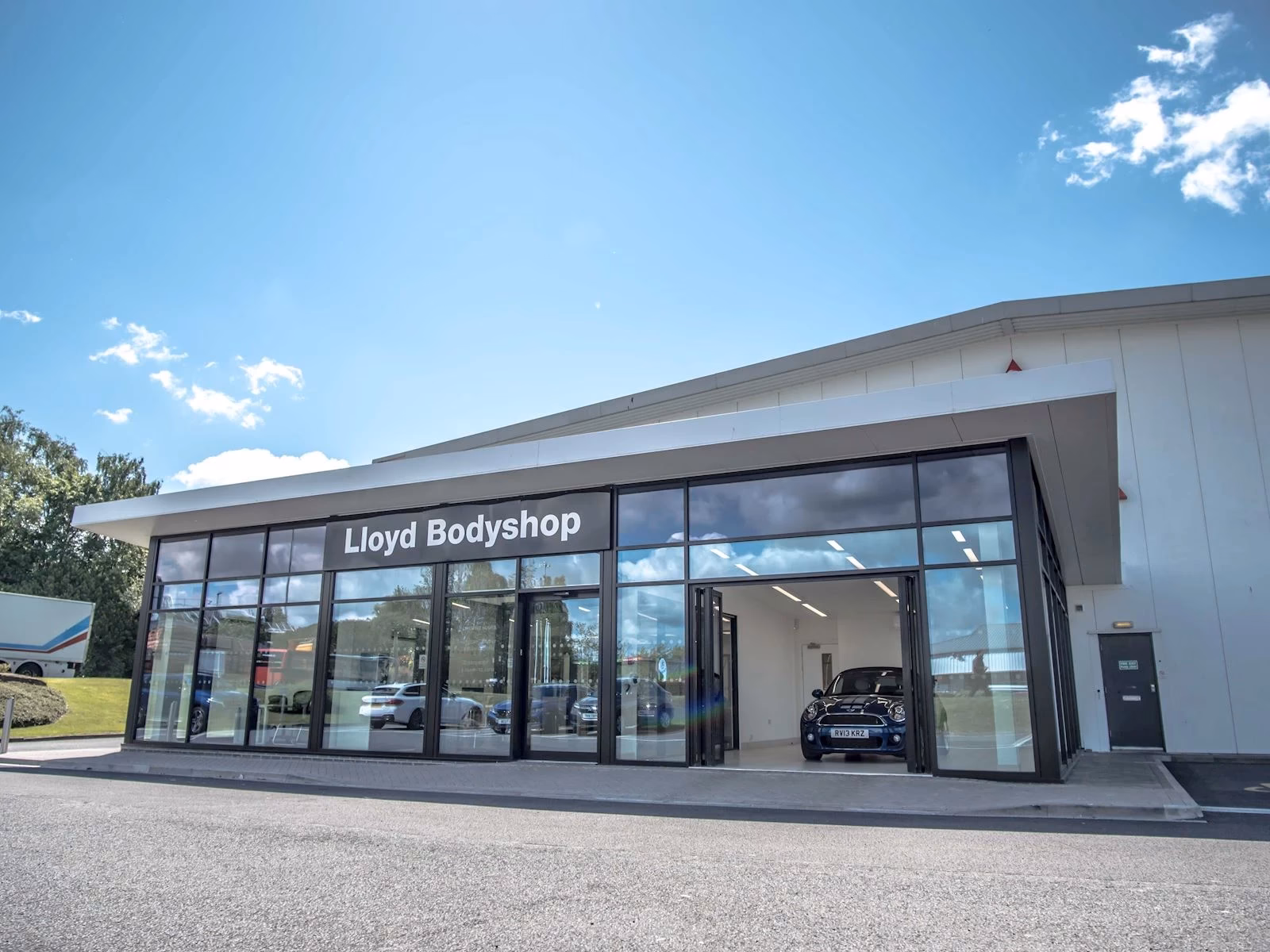 What services does Lloyds autobody offer?