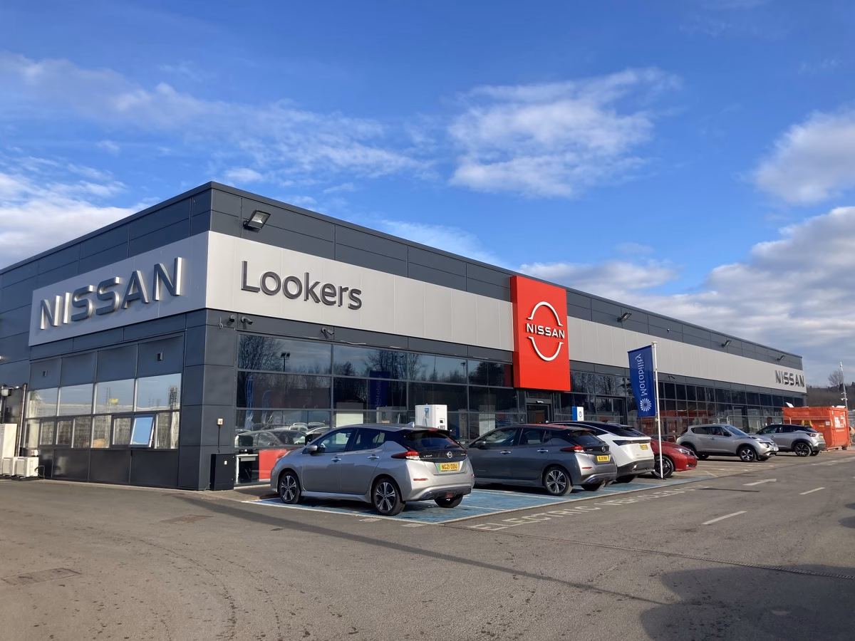 What makes lookers a good car dealership?