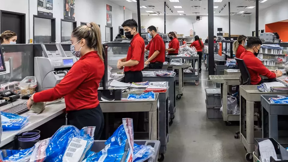 What is Loomis' customer service promise?