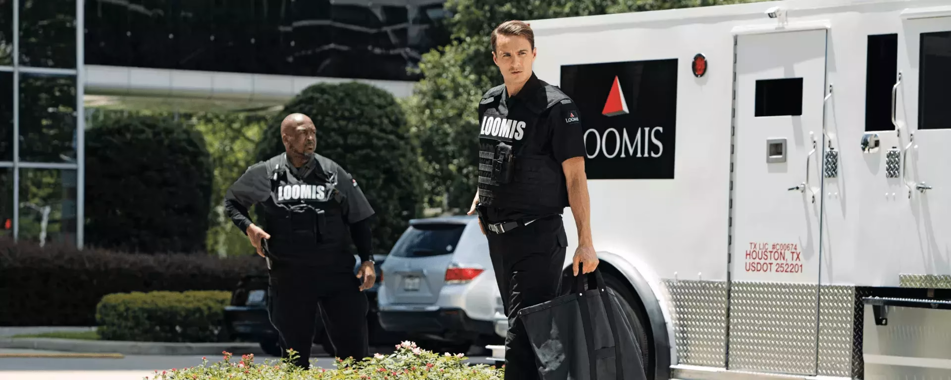 Why did Lee create the Loomis armored car service?