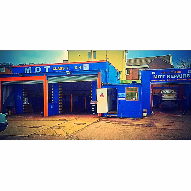 What is the main train station in Luton?