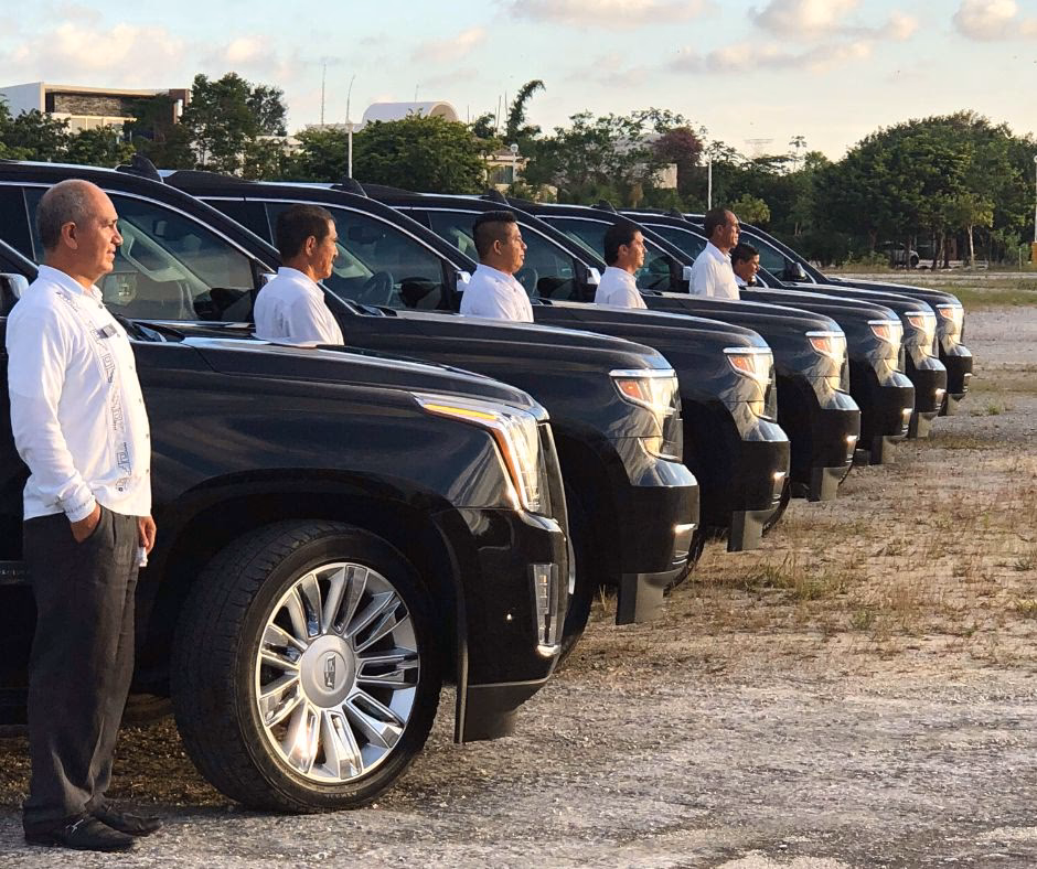 What limo services does Cancun Airport offer?