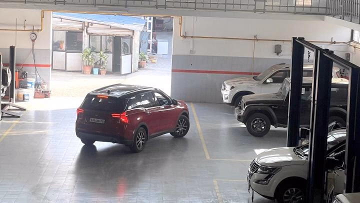 How to contact Mahindra service & workshop in India?