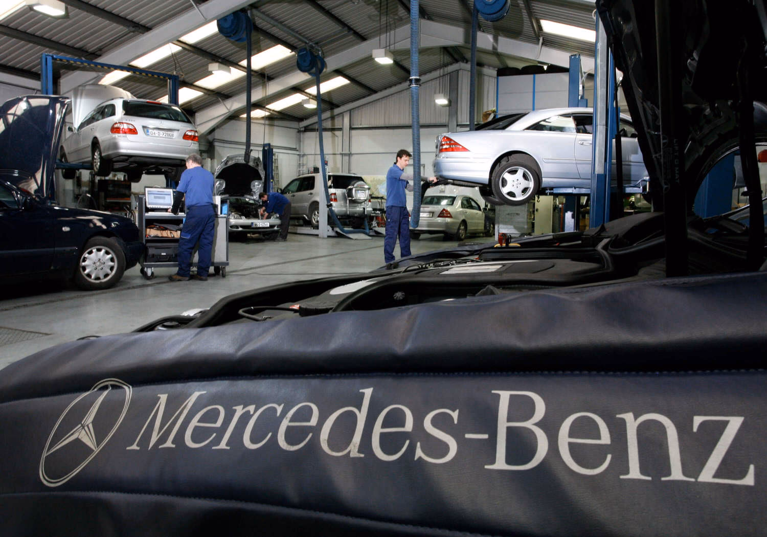 How does a Mercedes-Benz service work?