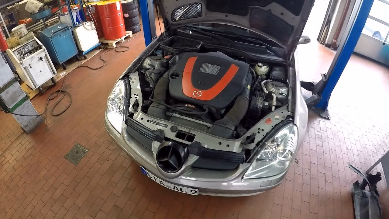 How much oil does a Mercedes-Benz engine need?
