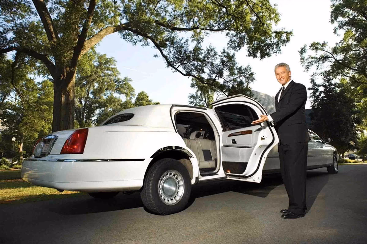 Where can I get a limo service from Milwaukee to Chicago?