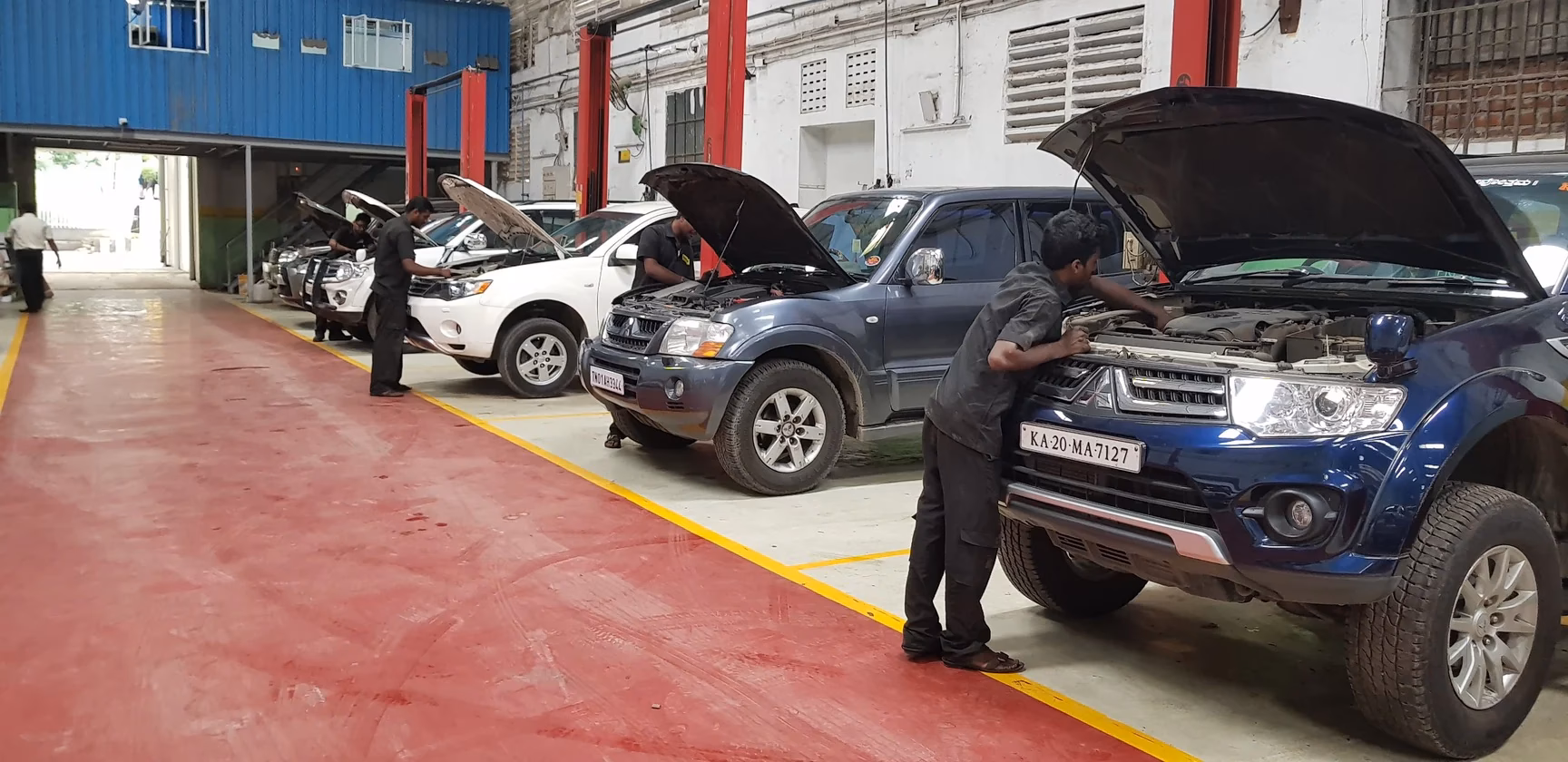 How many Mitsubishi service centers in India?