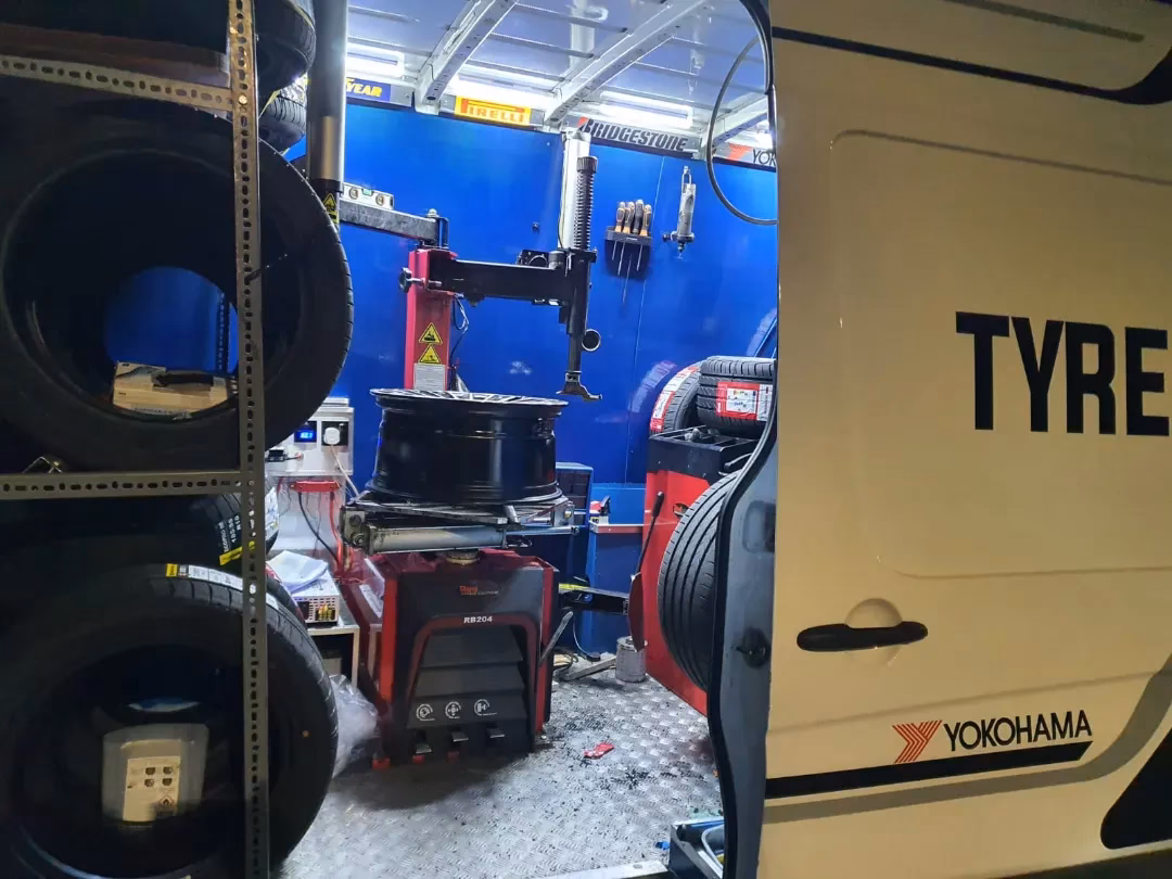 What types of mobile vehicle servicing services are available in Leicester?