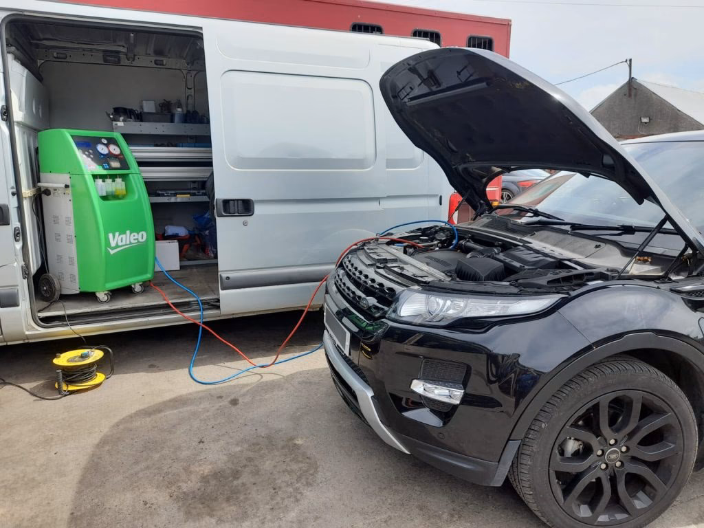 What happens if a mobile air conditioning system loses refrigerant?