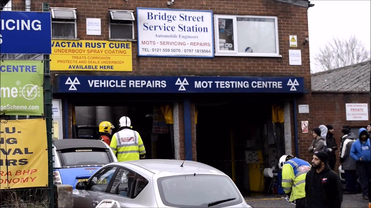 How many MOT test centres are there in Cradley Heath?