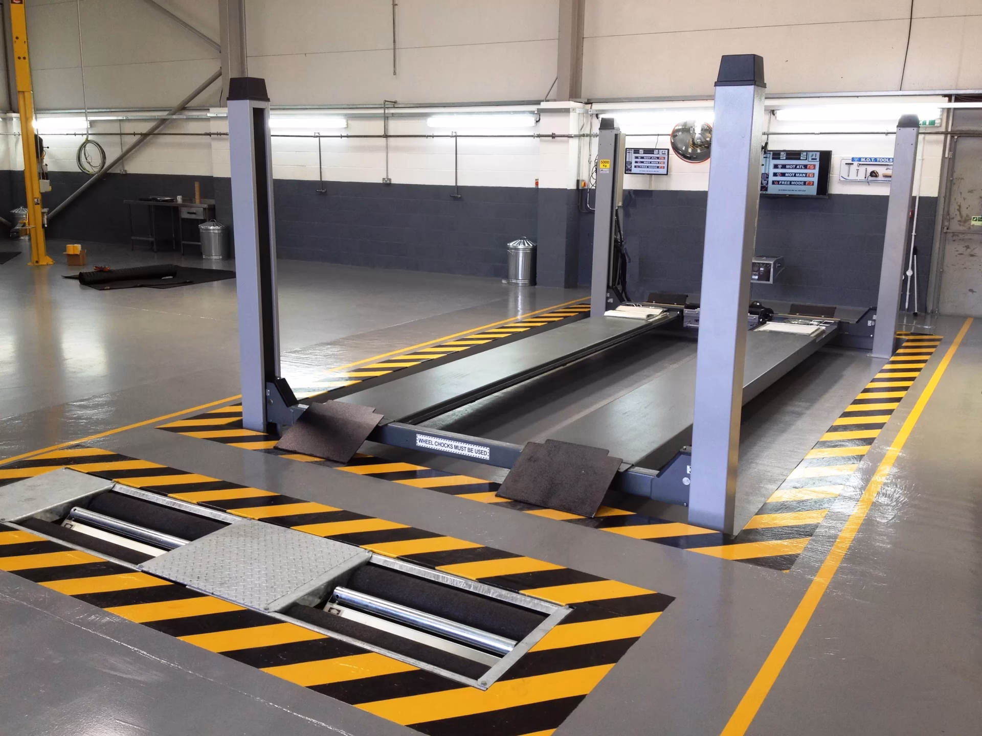 What is mandatory photo capture during a MOT test?