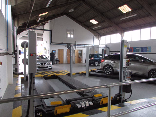 Who is Romsey Mot & Tyre Centre?