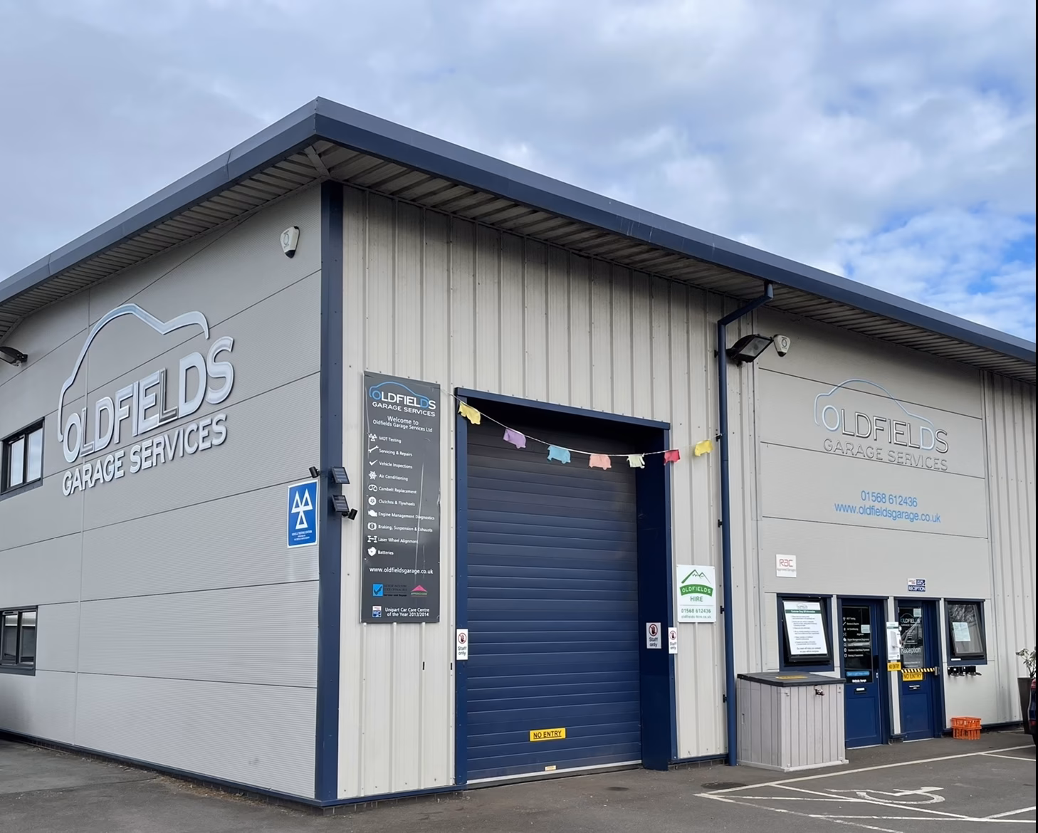 How do I contact Leominster information centre?