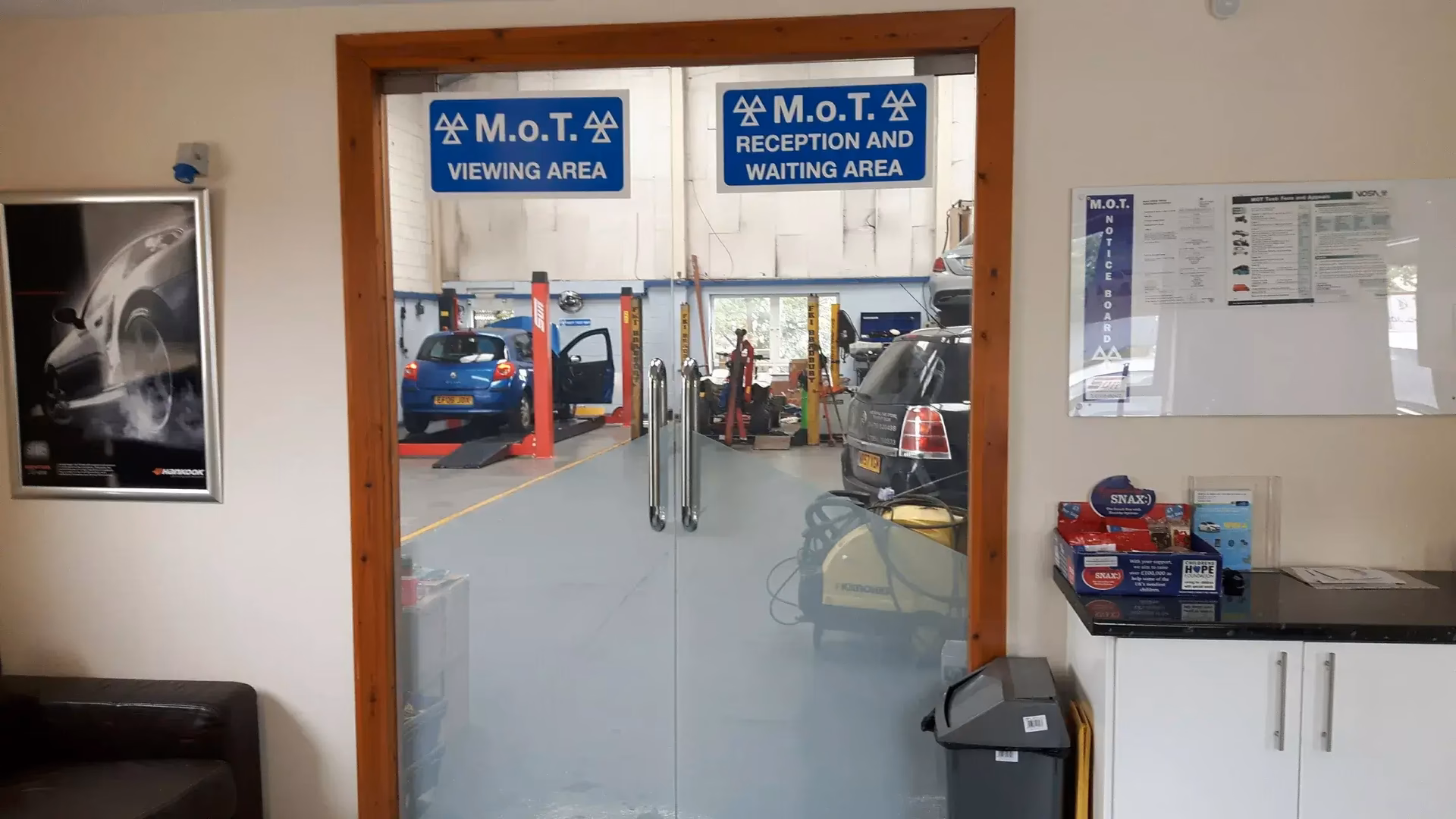 Who are MOT & service centres?