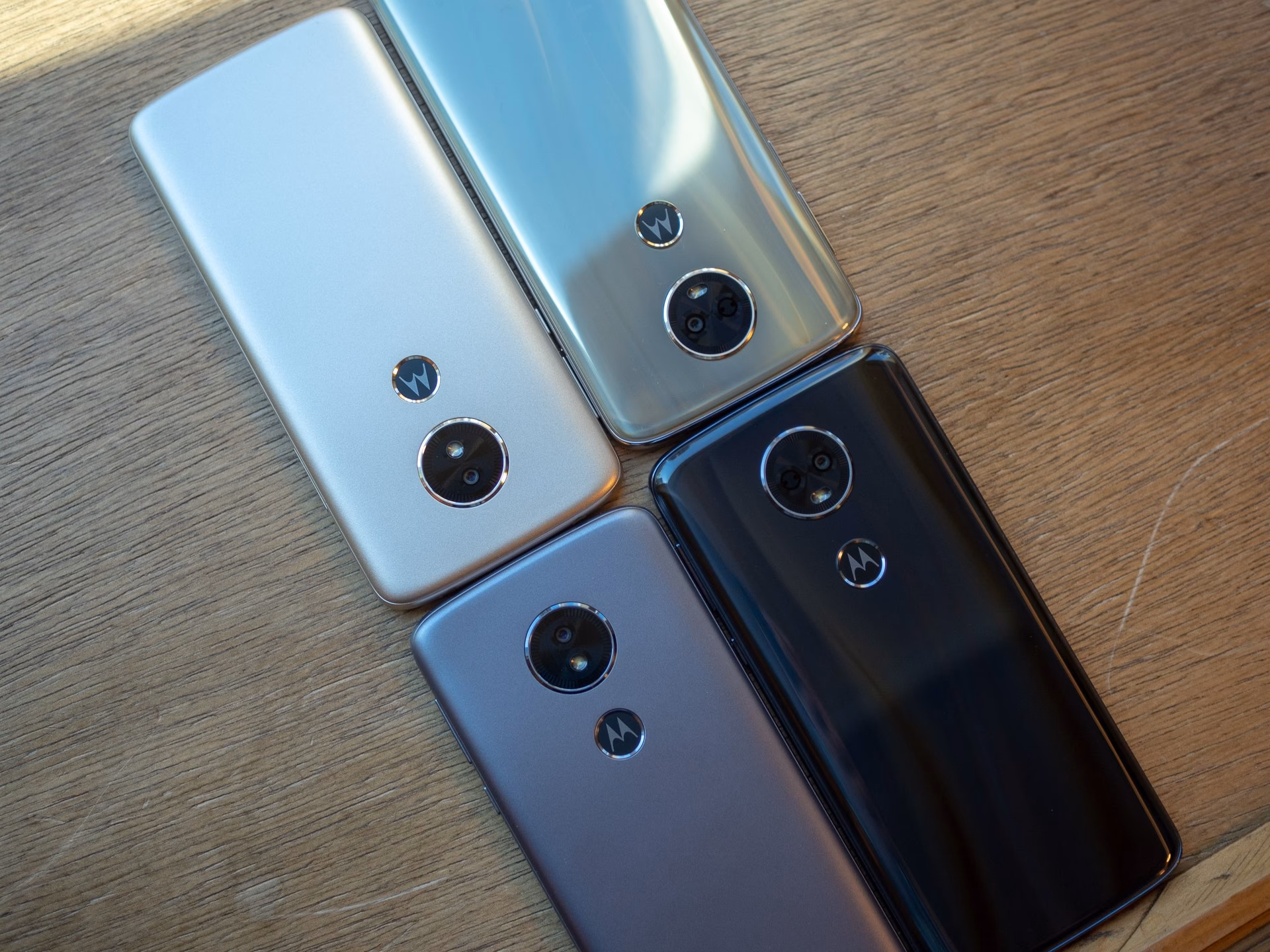 What are the features of Motorola Moto E5 Plus?