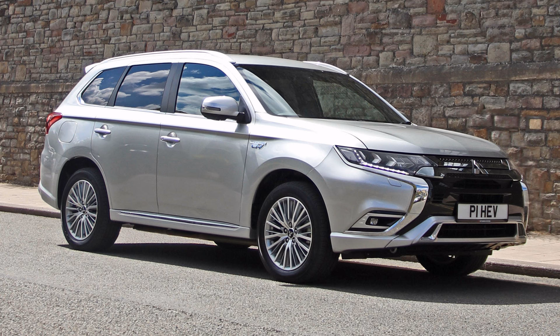 How does the Outlander PHEV work?