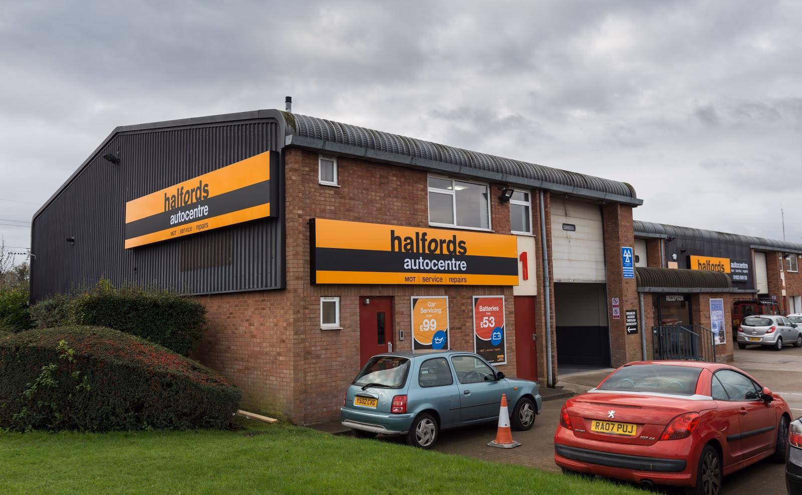 Who is Halfords Autocentres?