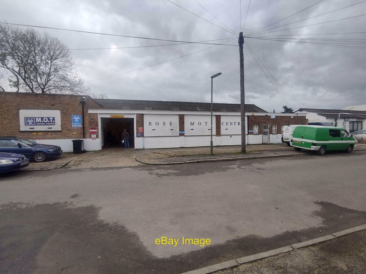 How do I get around Sunbury without a car?