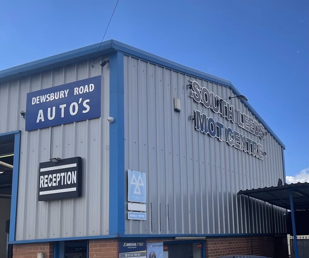 What amenities are available at a Leeds MOT centre?