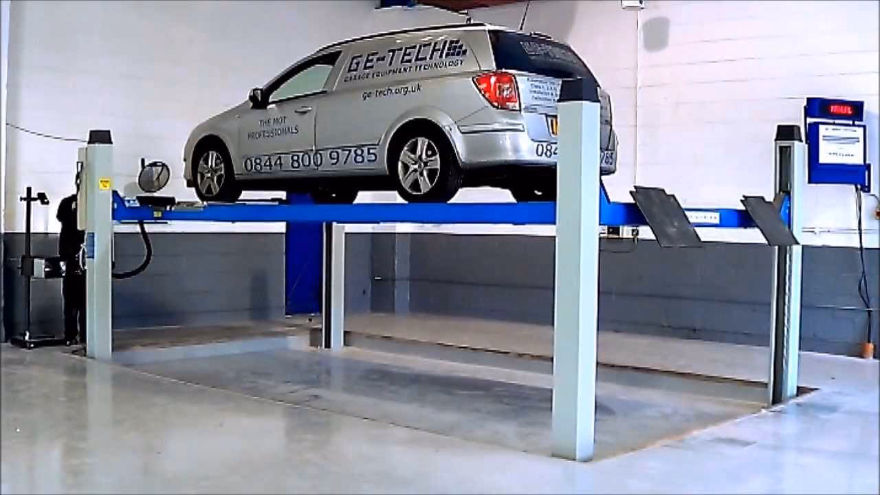 Who has the right to observe an MOT test?