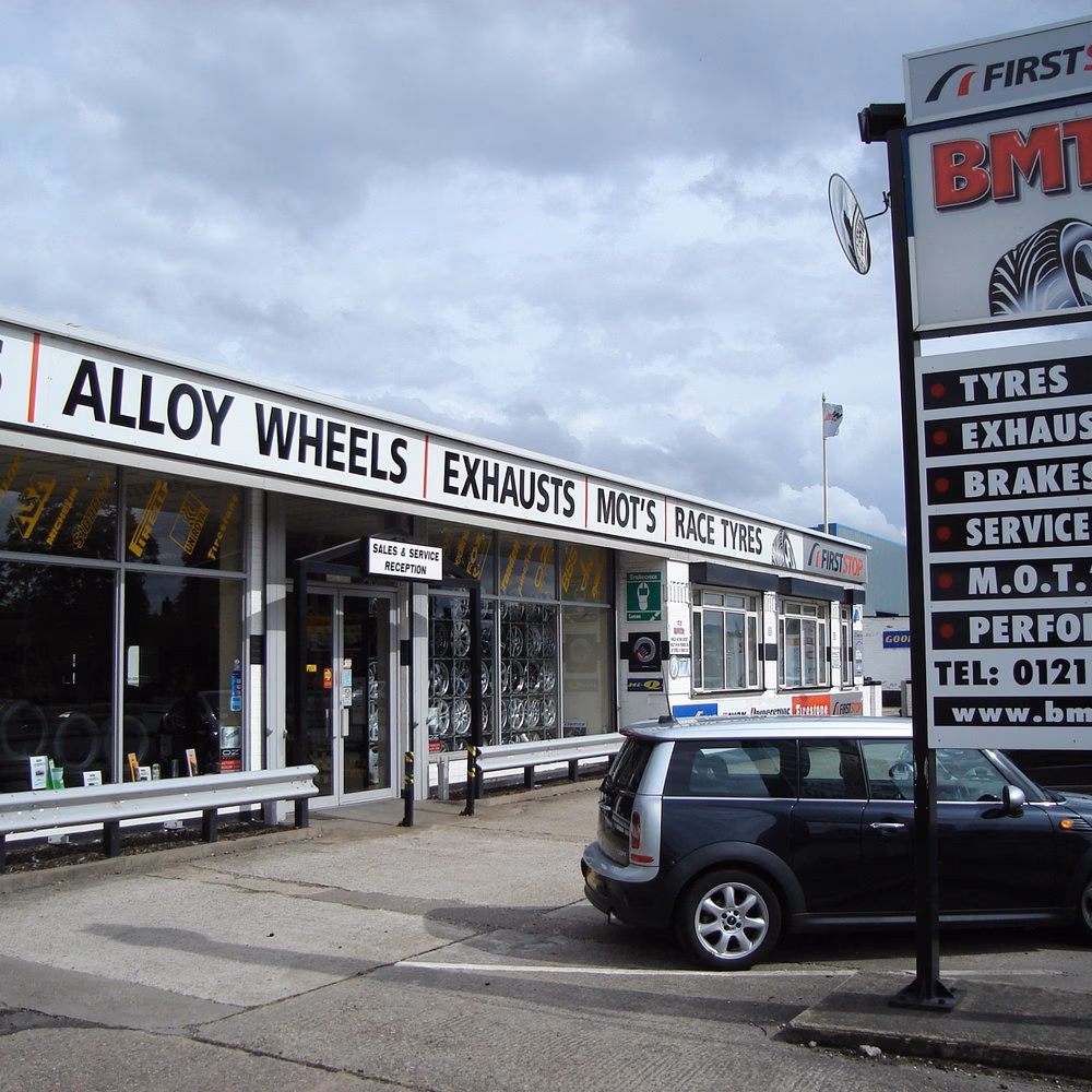 Where is roopyal Unicorn MOT centre in Witton?