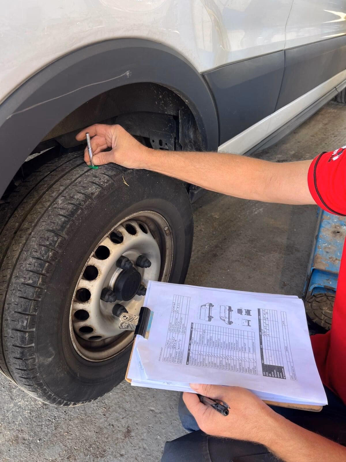 Can MOT testers remove tyres?