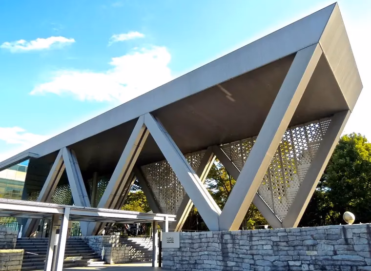 What is the MOT art library?