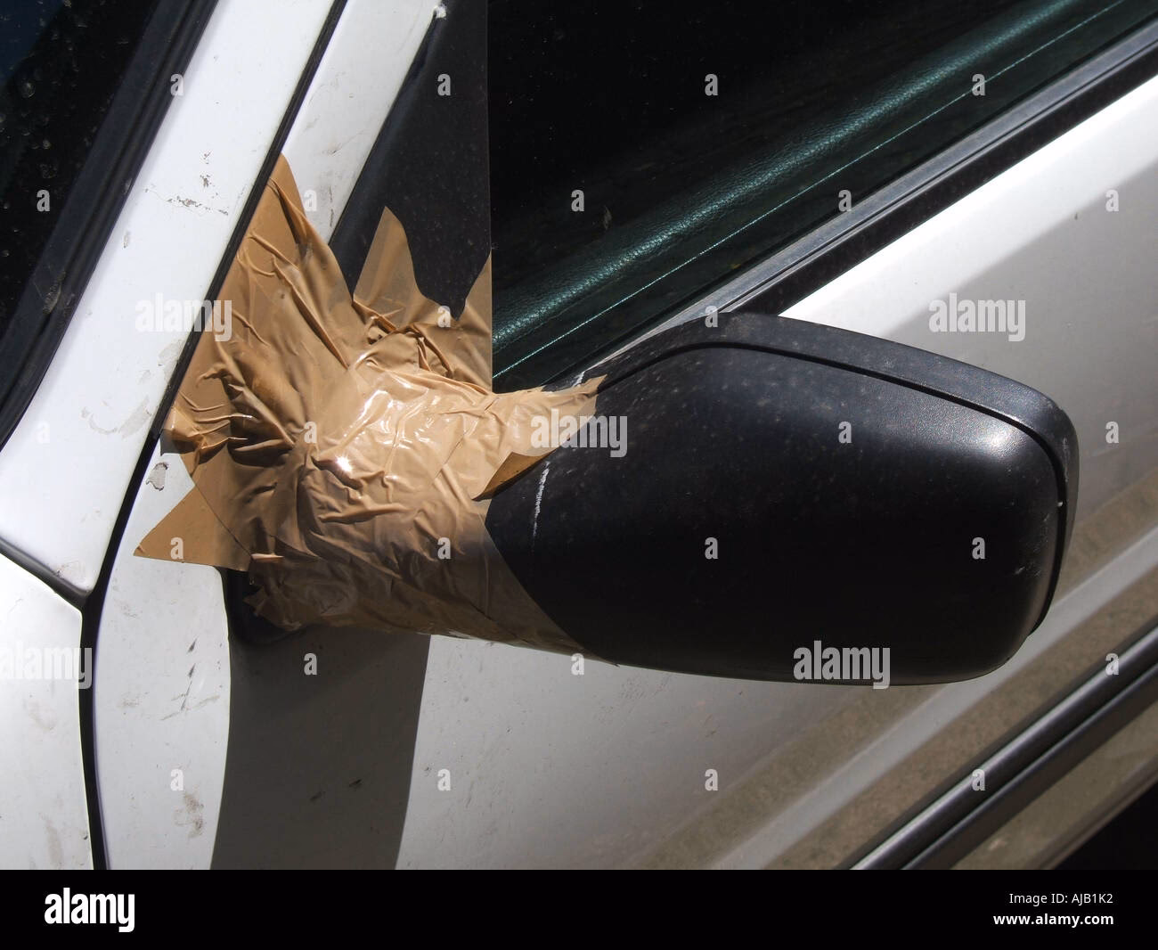 Can a damaged mirror pass a MOT?